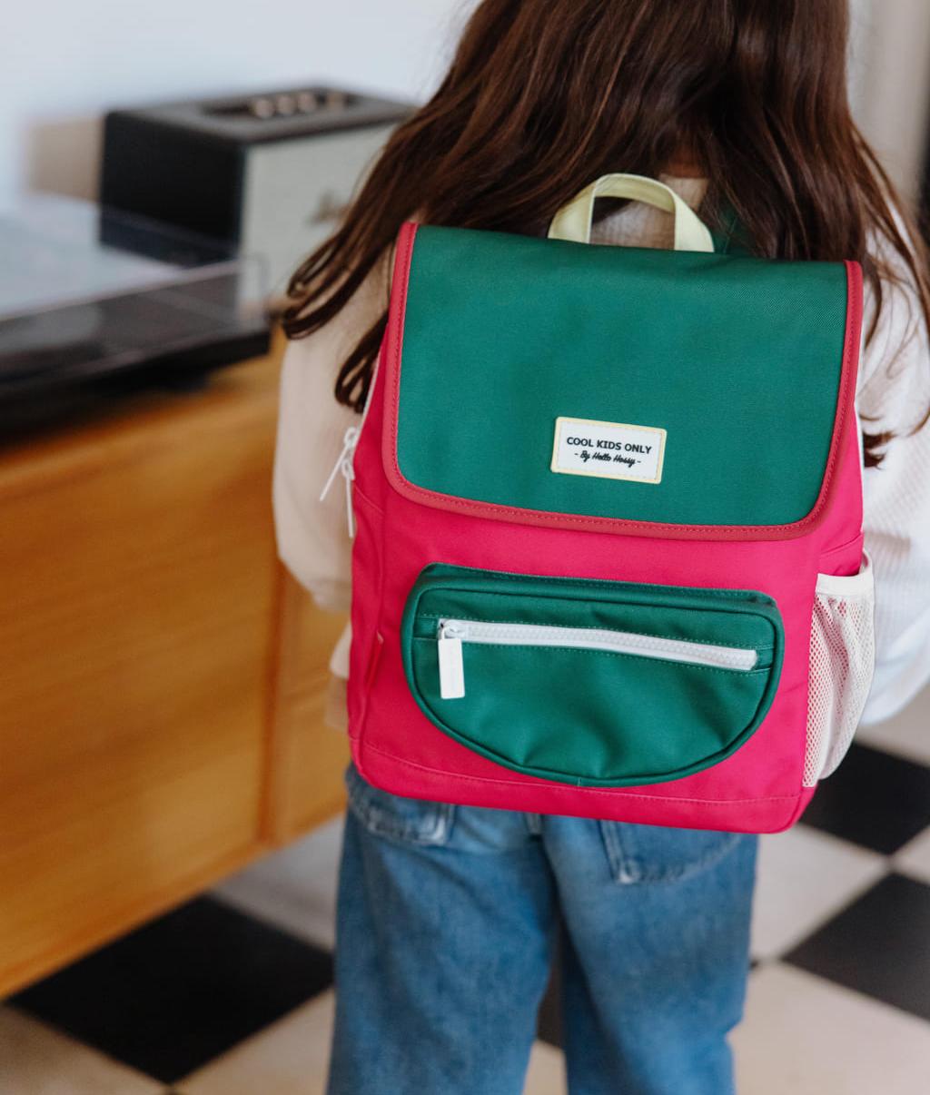 Sac à dos enfant framboise avec rabat vert poche zippée Hello Hossy