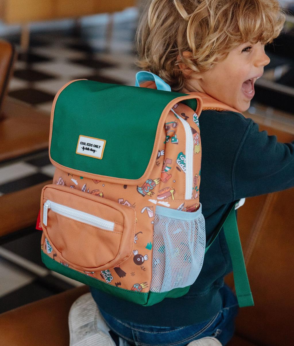 Sac à dos enfant marron imprimé musique rabat vert Hello Hossy