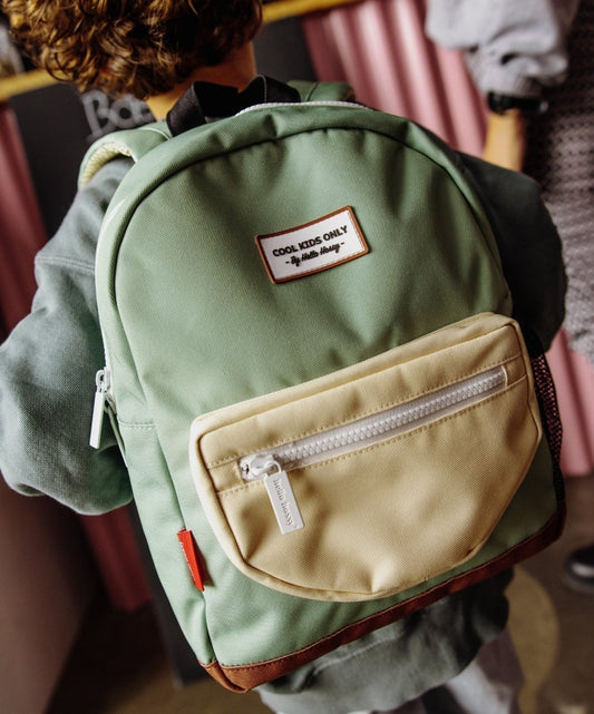 Kinder-Rucksack grün mit Beige Tasche, weißem Verschluss und Text-patch Hello Hossy