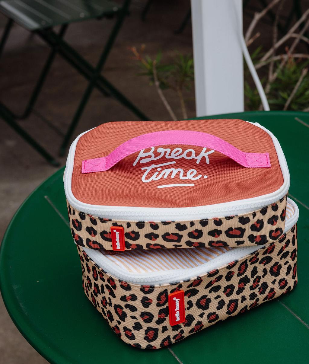 Sac repas enfant motif léopard crème marron inscription rose Hello Hossy