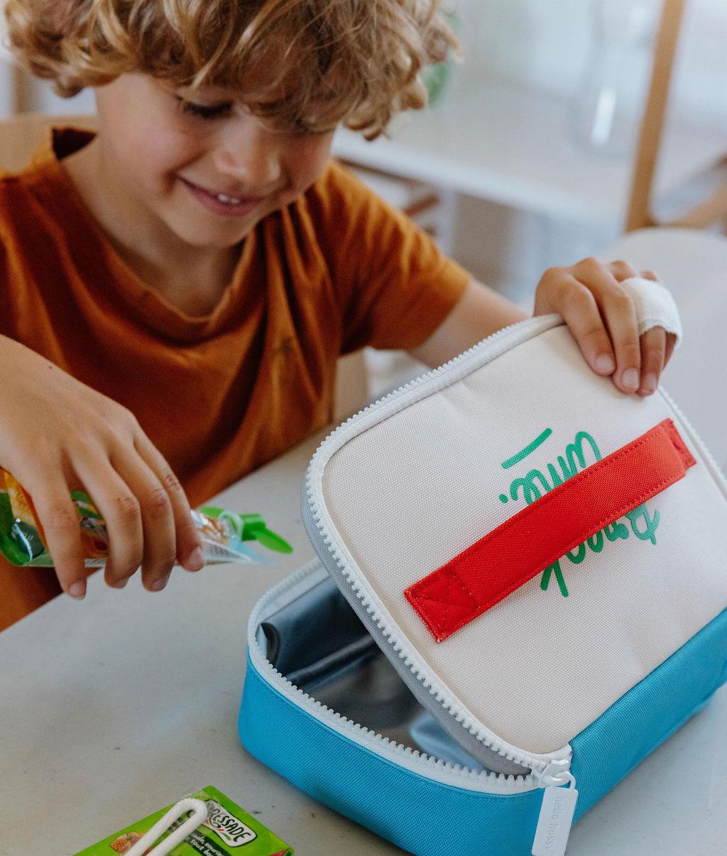 Sac goûter enfant bleu blanc anse rouge inscription verte Hello Hossy