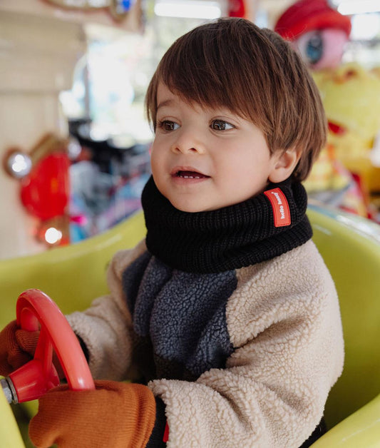 Tour-de-cou en maille, doublé polaire, Cocoon Blacky porté par un enfant - photo lifestyle – Hello Hossy