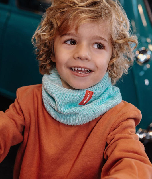 Tour-de-cou en maille, doublé polaire, Cocoon Candy porté par un enfant - photo lifestyle – Hello Hossy