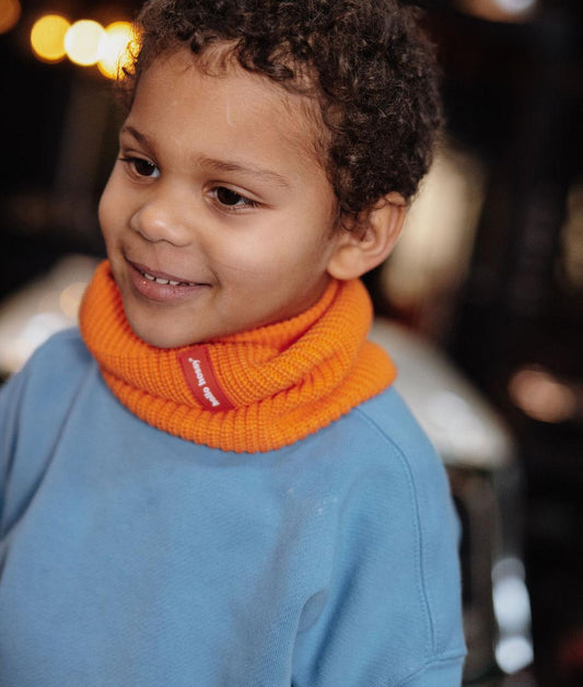 Snood en maille polaire Cocoon Indie porté par un garçon – photo lifestyle – Hello Hossy