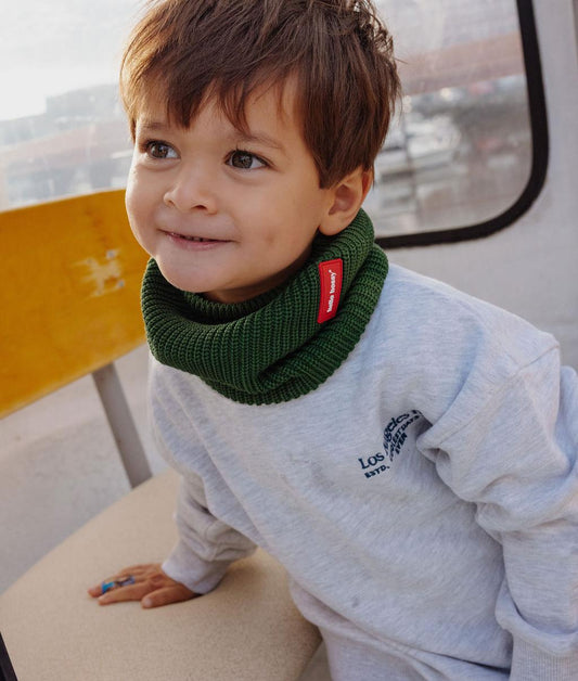 Kinder-Snood grün gerippt mit rotem Etikett Hello Hossy