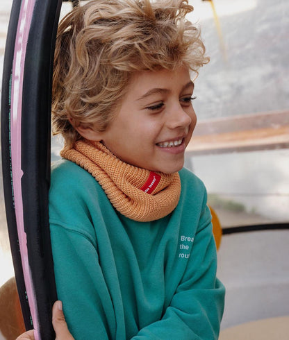 Kinder-Snood Camel dickes Strickgewebe rotes Etikett Hello Hossy