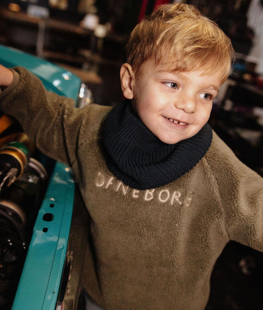Snood en maille polaire Cocoon Polo porté par un garçon – photo lifestyle – Hello Hossy