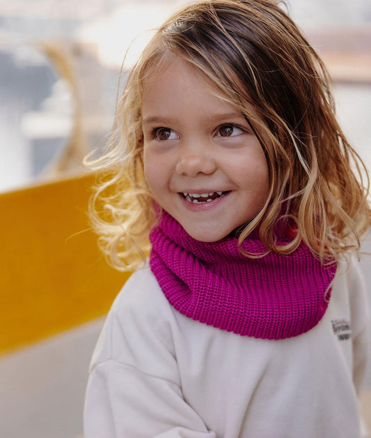 Kind trägt Snood violett dicke Strick Hello Hossy