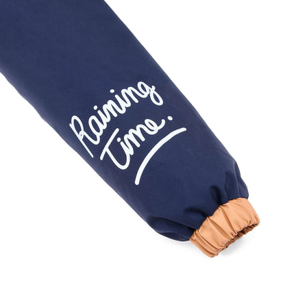 Ärmel Kinderjacke blau weißer Text Raining Time orangefarbenes Gummiband Hello Hossy