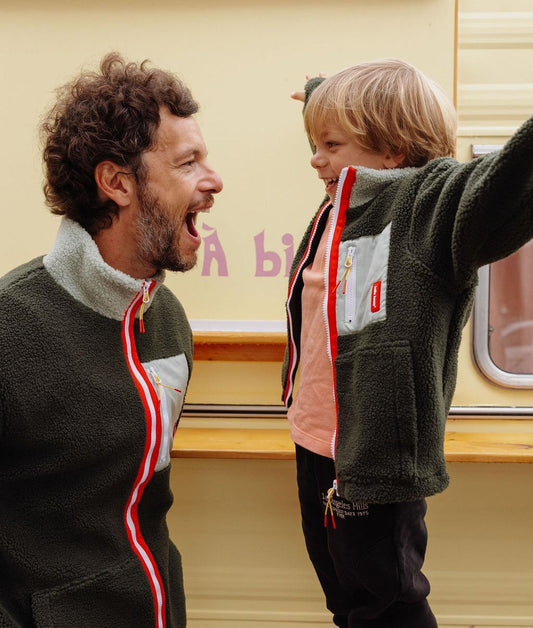 Veste polaire verte parent enfant portée Hello Hossy