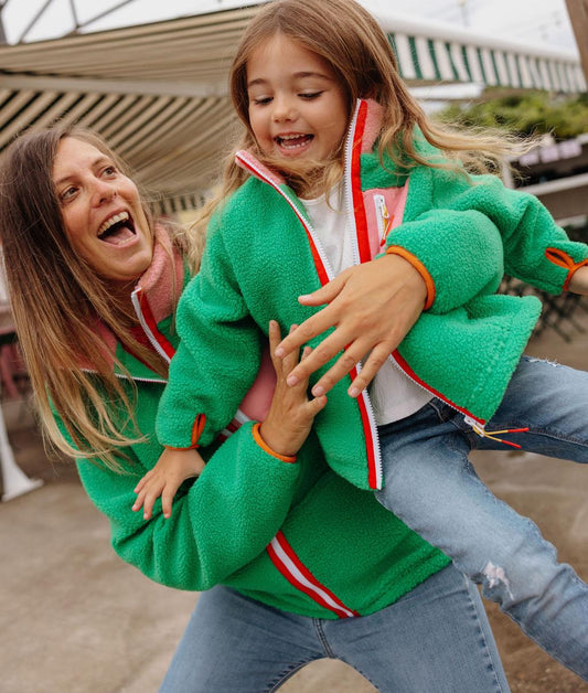 Veste polaire parent enfant bicolore rose et verte portée Hello Hossy