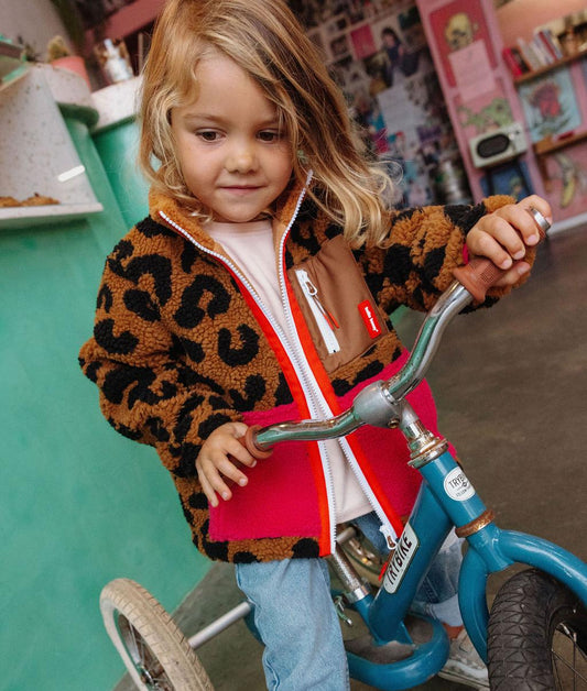 Veste polaire enfant léopard portée Hello Hossy