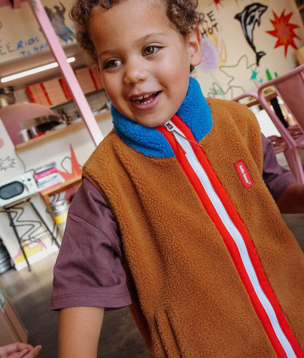Fleeceweste für Kinder Camel blau Stehkragen roter Reißverschluss Hello Hossy