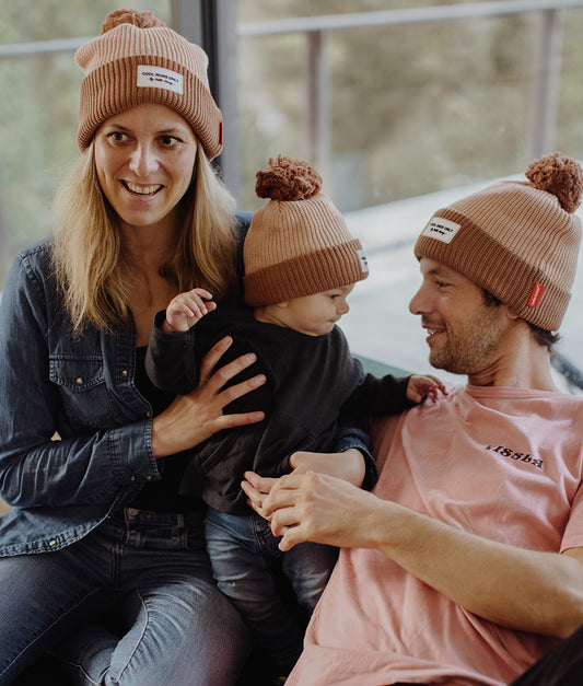 Bonnet Parents-Enfants Color Block Coffee, avec pompon, doublure polaire, coton biologique, matchy-matchy, dès 9 mois, Cool Kids Only !